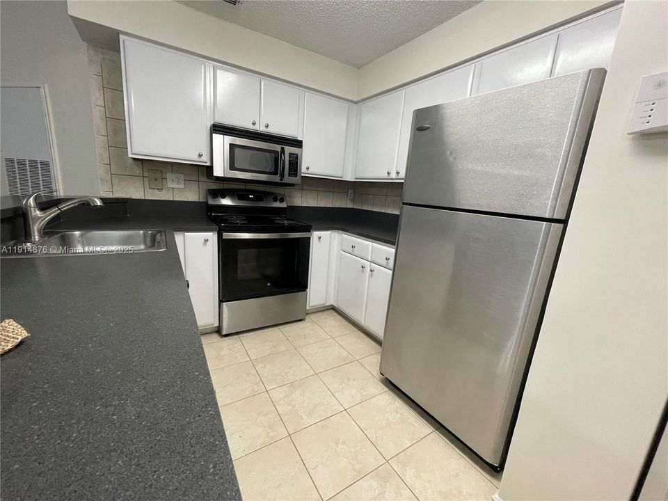 Под контрактом: $185,000 (1 спален, 1 ванн, 632 Квадратных фут)