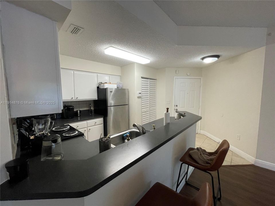 Под контрактом: $185,000 (1 спален, 1 ванн, 632 Квадратных фут)