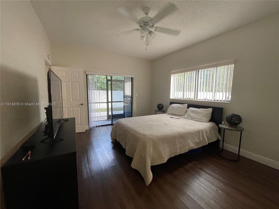 Под контрактом: $185,000 (1 спален, 1 ванн, 632 Квадратных фут)