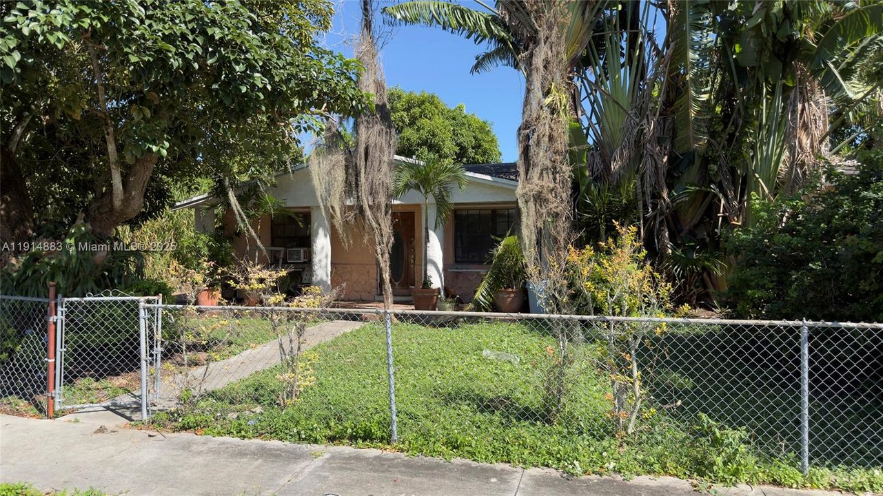 合同活跃: $480,000 (4 贝兹, 2 浴室, 2024 平方英尺)