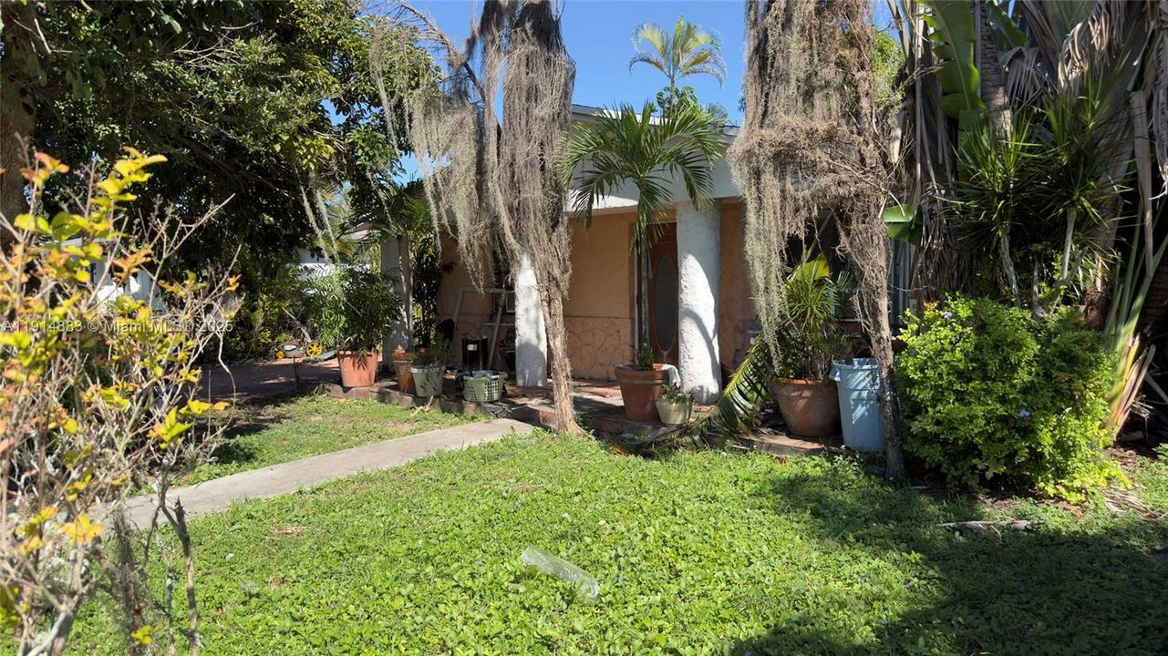 合同活跃: $480,000 (4 贝兹, 2 浴室, 2024 平方英尺)