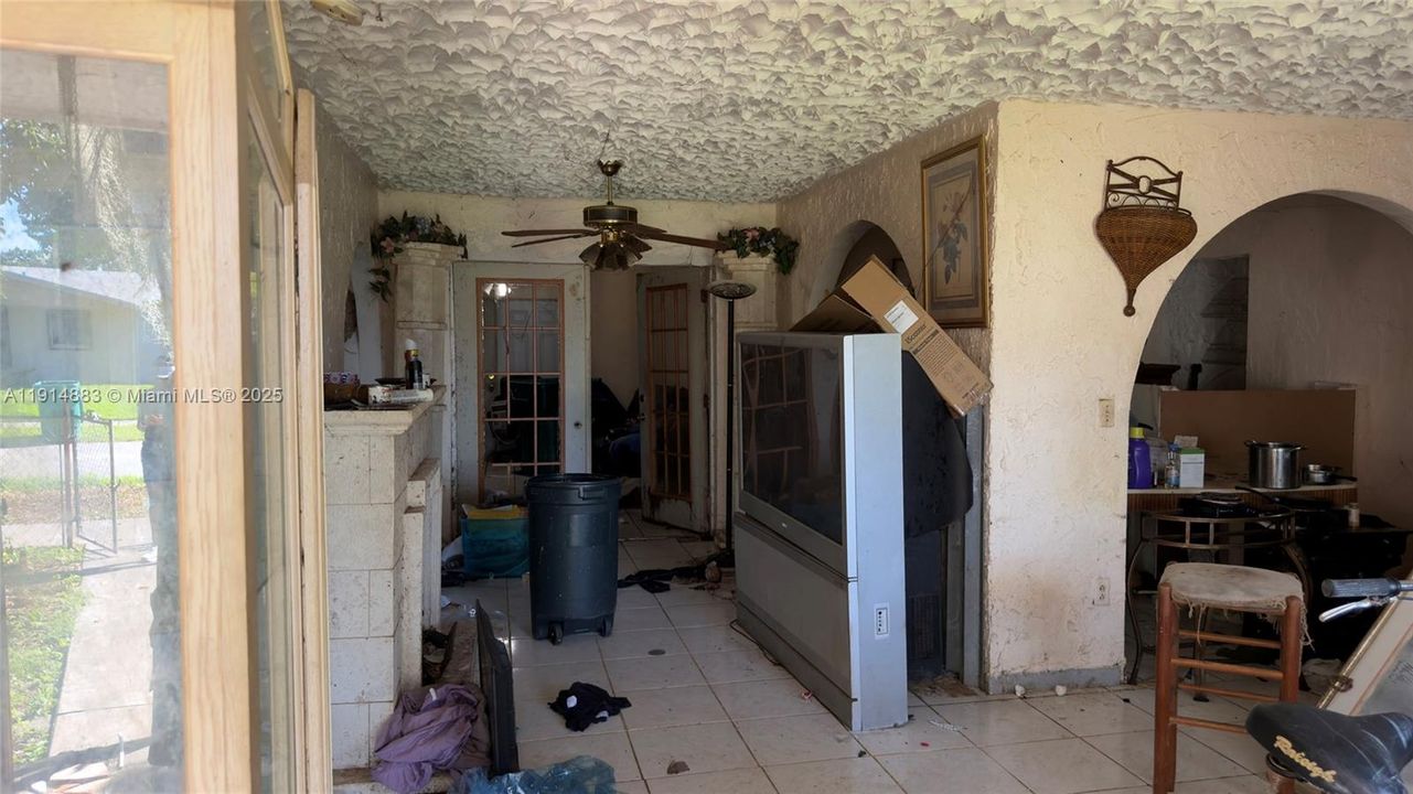 合同活跃: $480,000 (4 贝兹, 2 浴室, 2024 平方英尺)