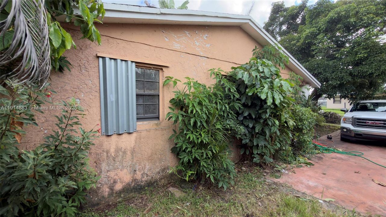 合同活跃: $480,000 (4 贝兹, 2 浴室, 2024 平方英尺)