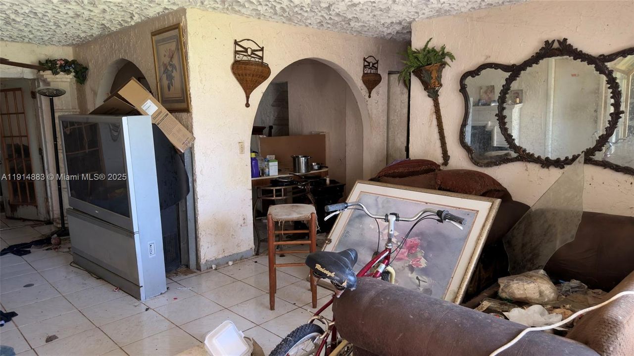 合同活跃: $480,000 (4 贝兹, 2 浴室, 2024 平方英尺)