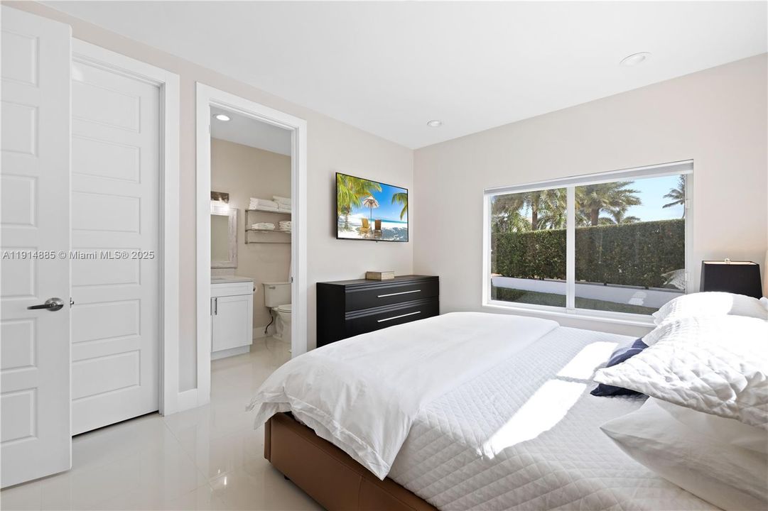 For Rent: $10,000 (3 beds, 3 baths, 1342 Square Feet)