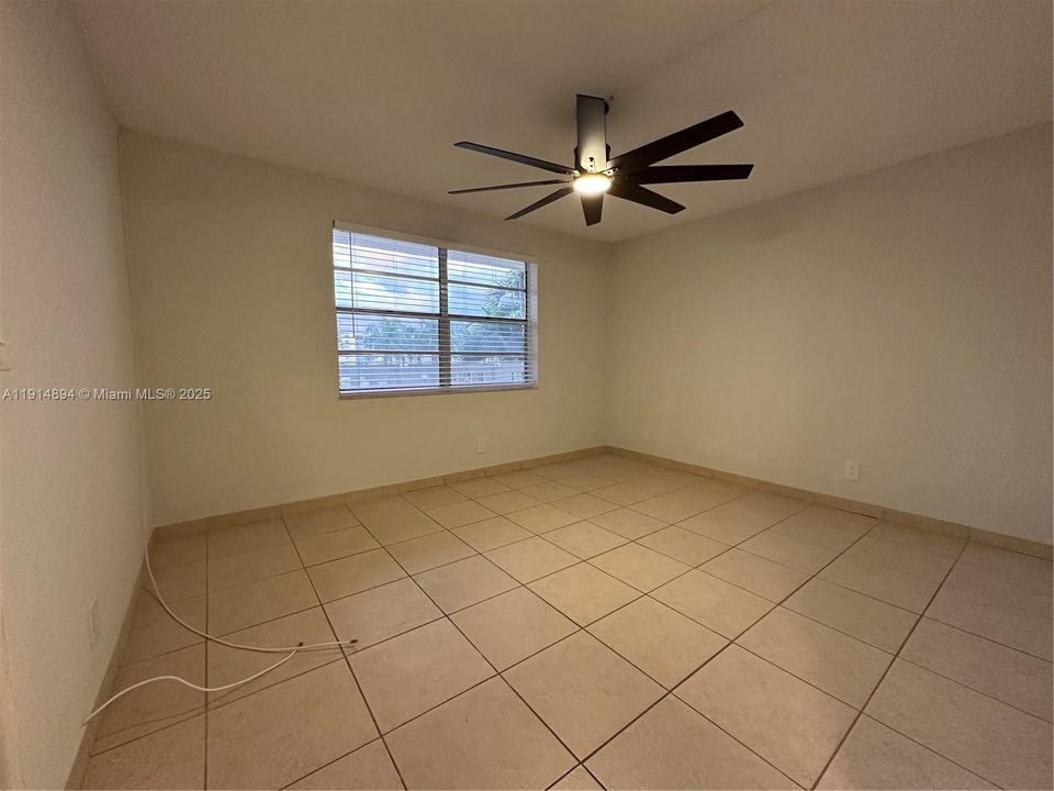 Active With Contract: $2,000 (2 beds, 2 baths, 1190 Square Feet)