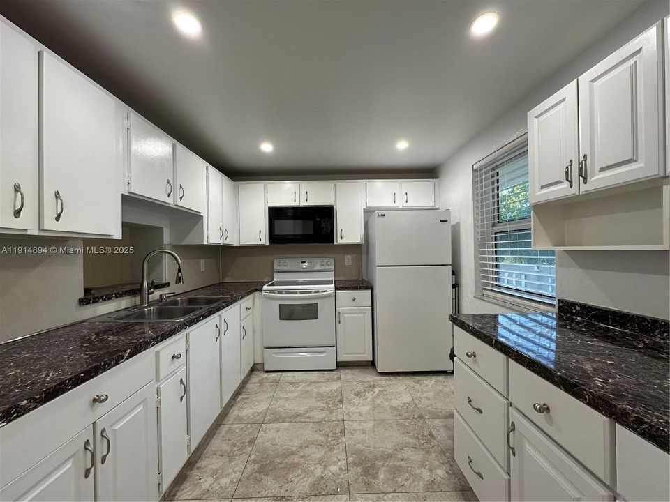 Active With Contract: $2,000 (2 beds, 2 baths, 1190 Square Feet)