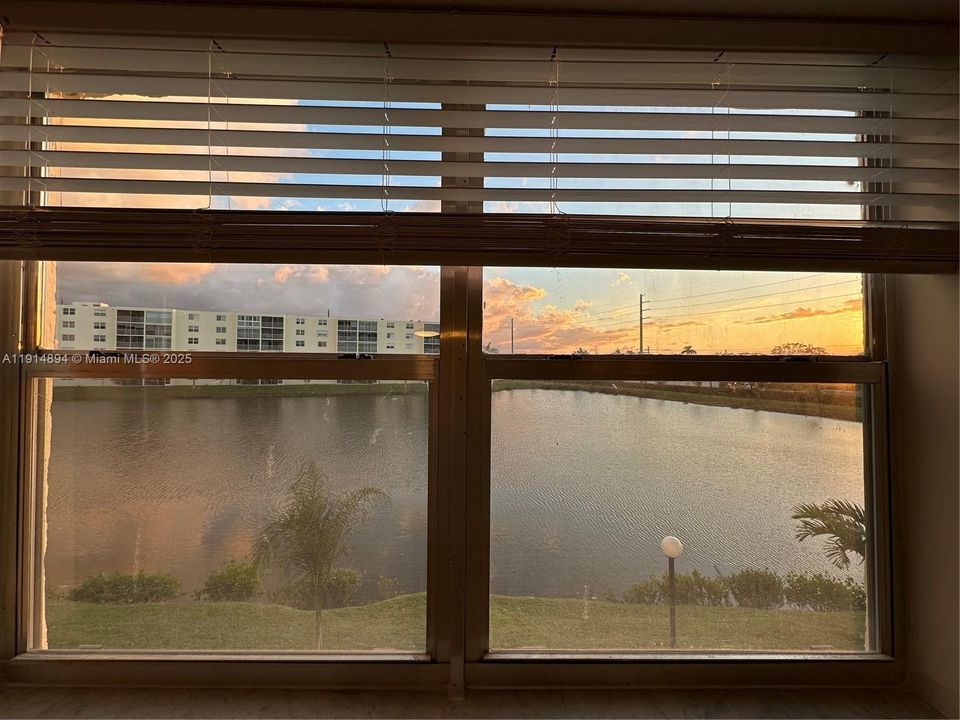 Active With Contract: $2,000 (2 beds, 2 baths, 1190 Square Feet)