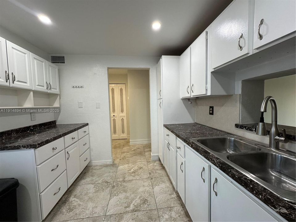 Active With Contract: $2,000 (2 beds, 2 baths, 1190 Square Feet)