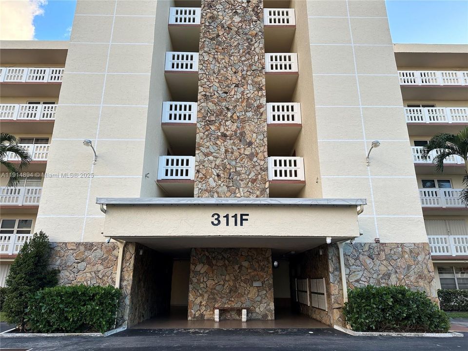 Active With Contract: $2,000 (2 beds, 2 baths, 1190 Square Feet)