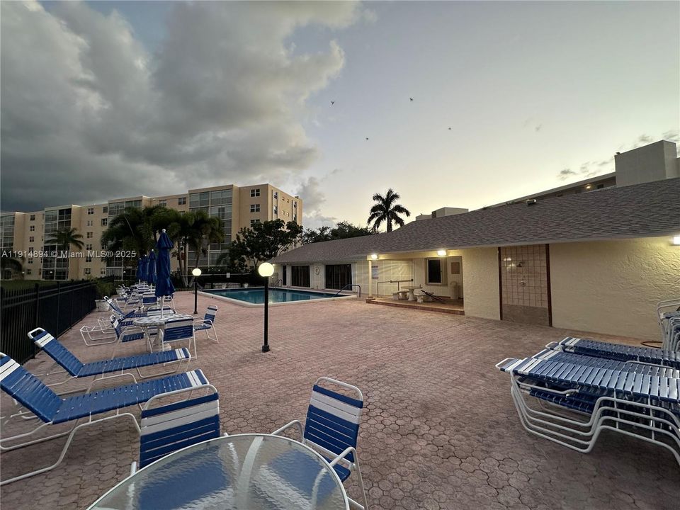 Active With Contract: $2,000 (2 beds, 2 baths, 1190 Square Feet)