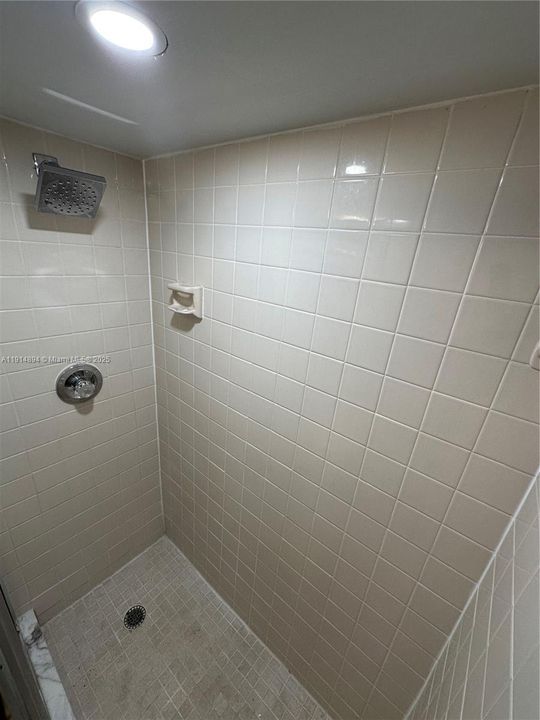 Active With Contract: $2,000 (2 beds, 2 baths, 1190 Square Feet)