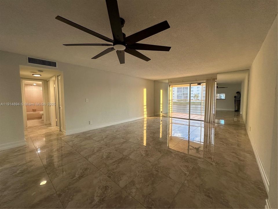 Active With Contract: $2,000 (2 beds, 2 baths, 1190 Square Feet)