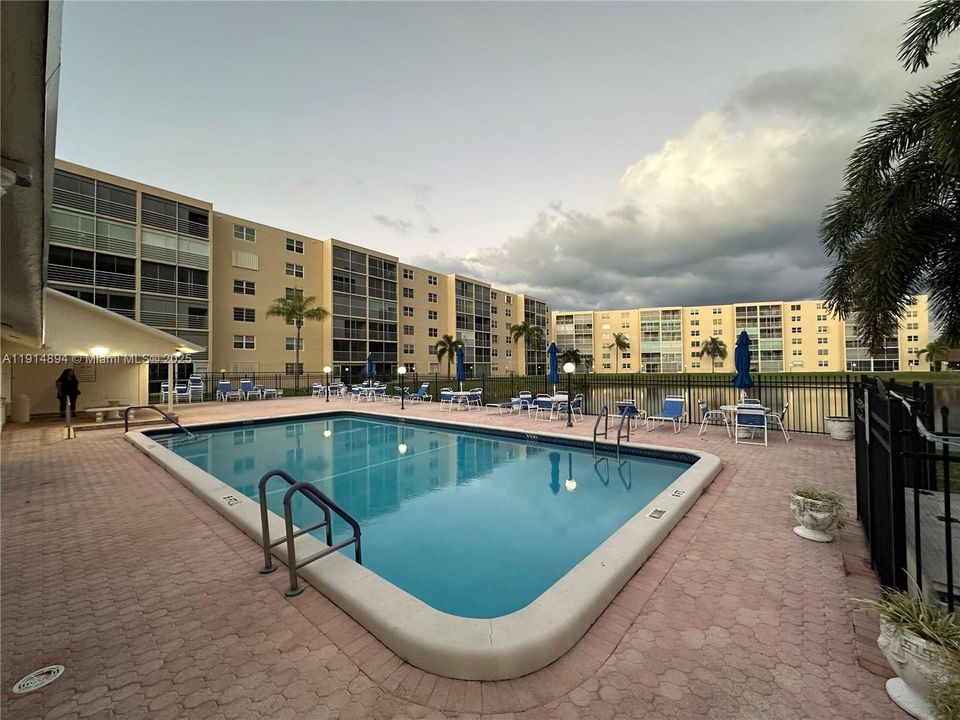 Active With Contract: $2,000 (2 beds, 2 baths, 1190 Square Feet)
