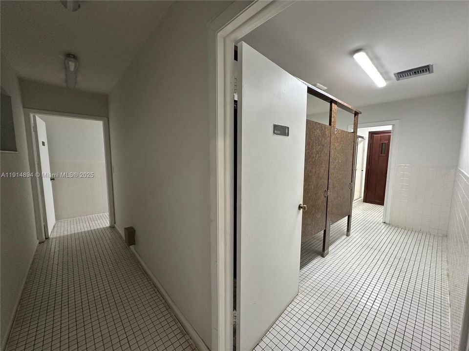 Active With Contract: $2,000 (2 beds, 2 baths, 1190 Square Feet)