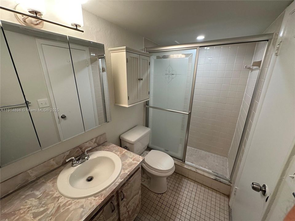 Active With Contract: $2,000 (2 beds, 2 baths, 1190 Square Feet)