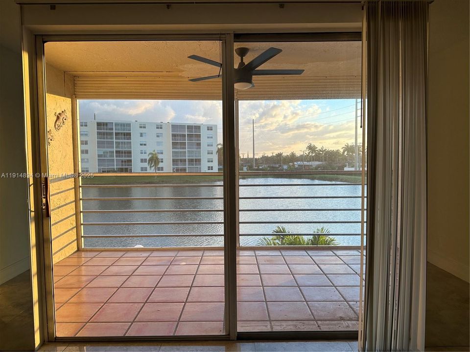 Active With Contract: $2,000 (2 beds, 2 baths, 1190 Square Feet)