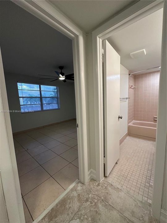 Active With Contract: $2,000 (2 beds, 2 baths, 1190 Square Feet)