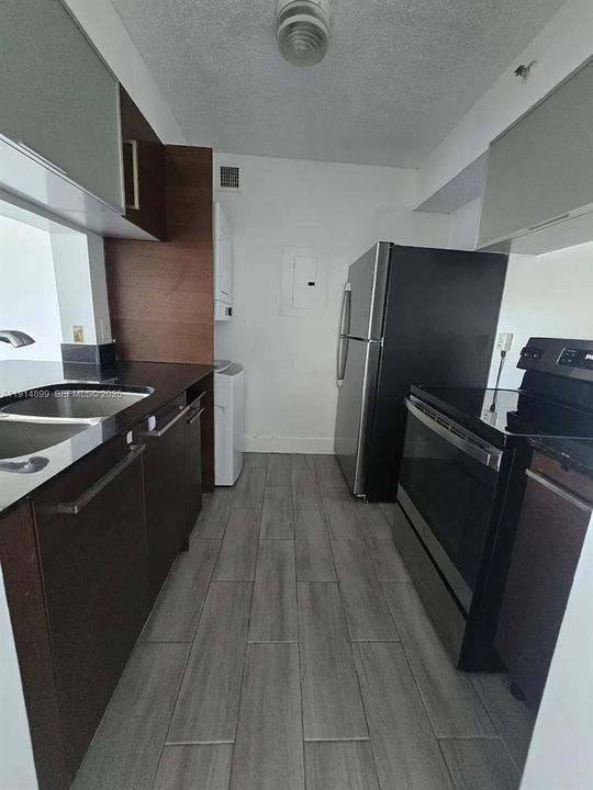 For Rent: $2,200 (2 beds, 2 baths, 800 Square Feet)