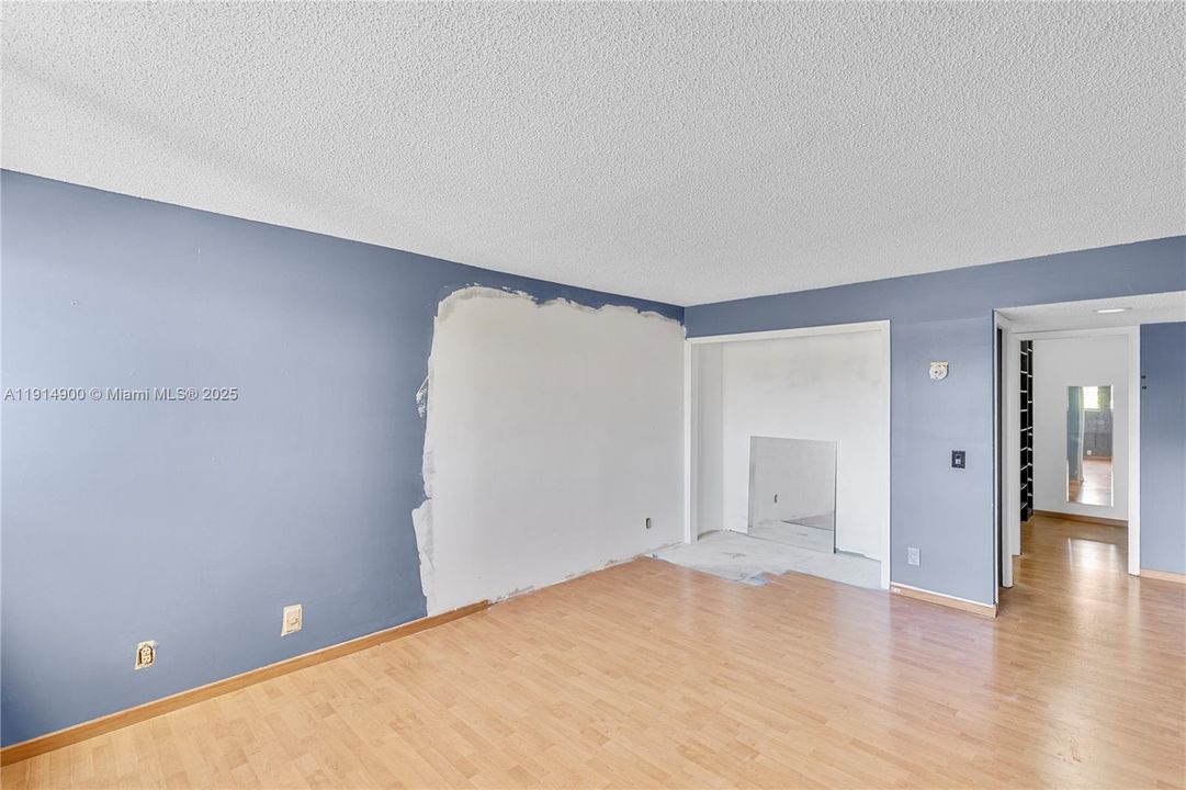 На продажу: $259,900 (2 спален, 2 ванн, 1235 Квадратных фут)