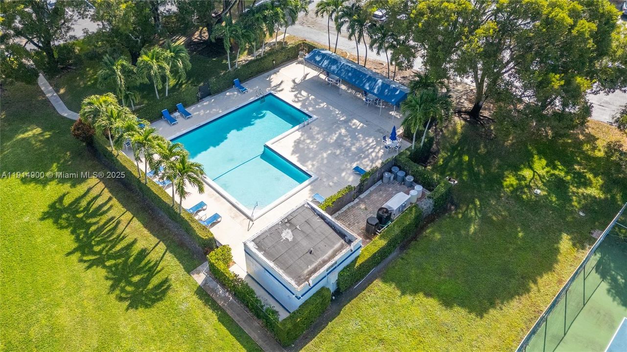 На продажу: $259,900 (2 спален, 2 ванн, 1235 Квадратных фут)