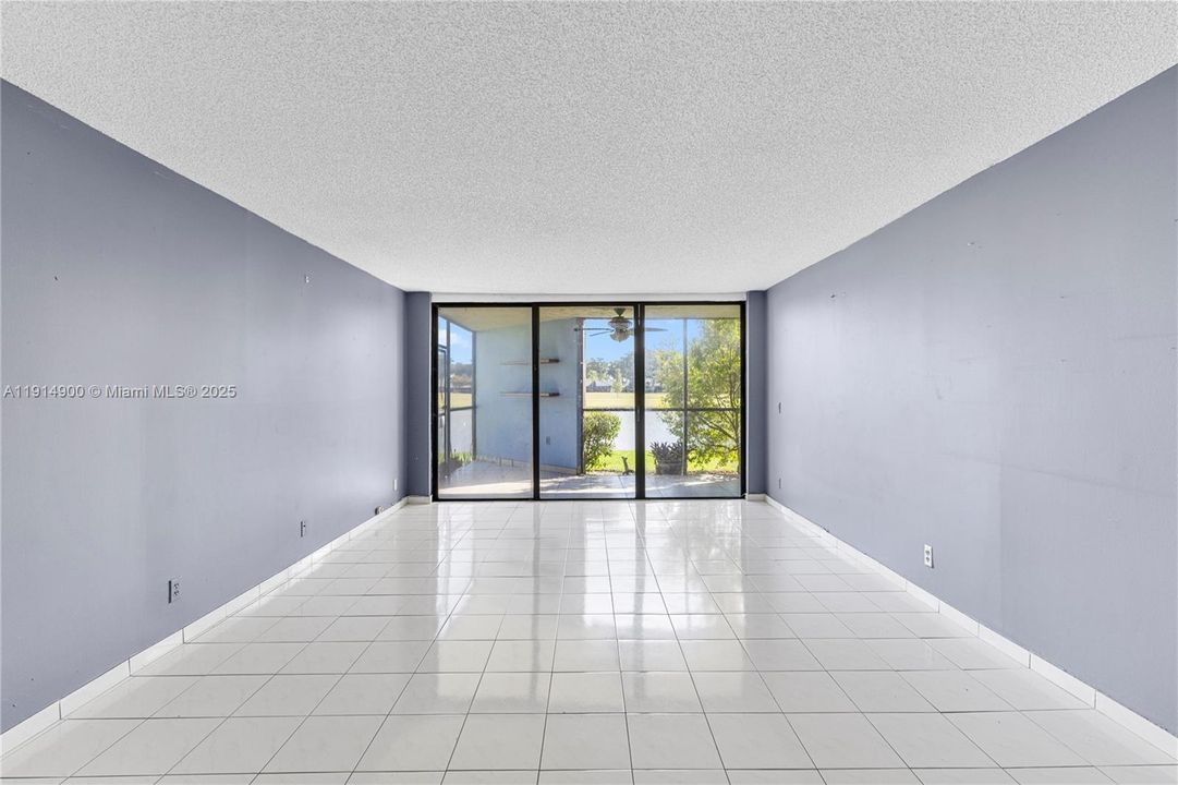 На продажу: $259,900 (2 спален, 2 ванн, 1235 Квадратных фут)