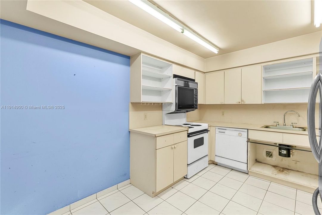 На продажу: $259,900 (2 спален, 2 ванн, 1235 Квадратных фут)