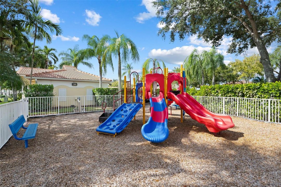 Activo con contrato: $585,000 (3 camas, 2 baños, 1760 Pies cuadrados)