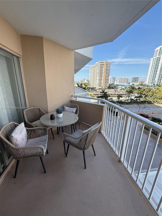 Recently Rented: $2,400 (1 beds, 1 baths, 870 Square Feet)