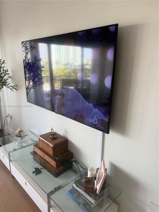 Recently Rented: $2,400 (1 beds, 1 baths, 870 Square Feet)