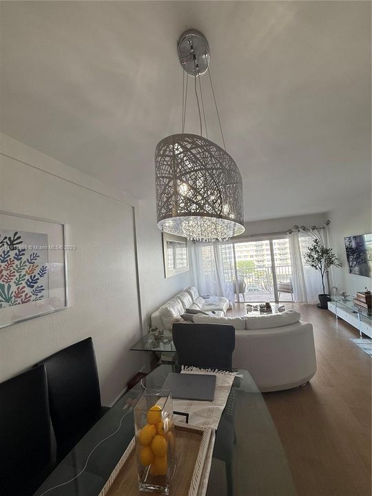 Recently Rented: $2,400 (1 beds, 1 baths, 870 Square Feet)