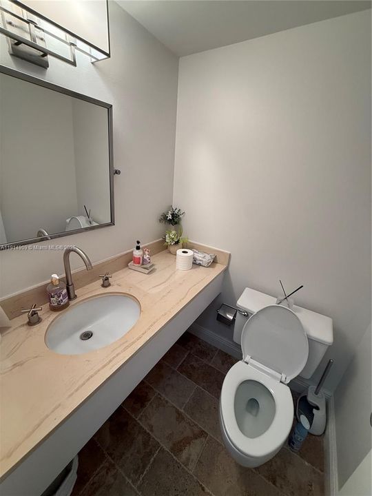 Recently Rented: $2,400 (1 beds, 1 baths, 870 Square Feet)