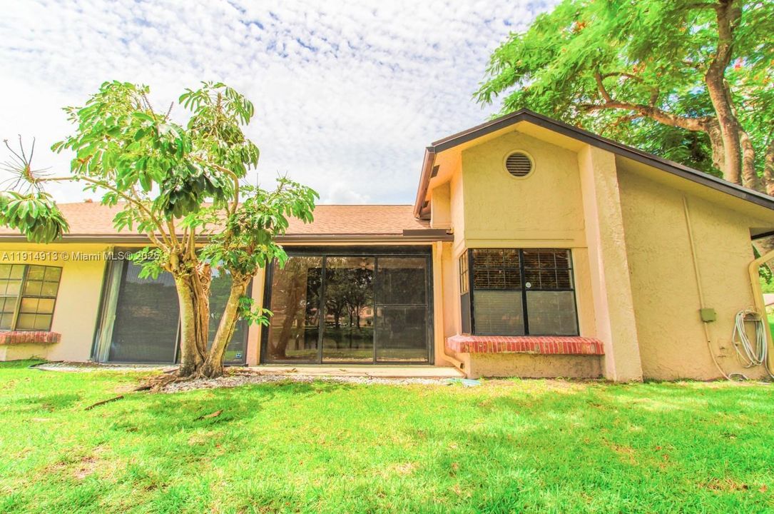 合同活跃: $2,900 (3 贝兹, 2 浴室, 1554 平方英尺)