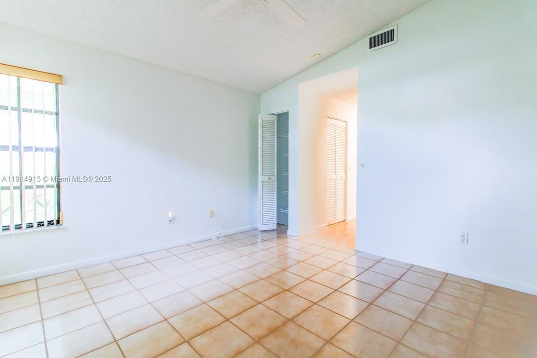 合同活跃: $2,900 (3 贝兹, 2 浴室, 1554 平方英尺)