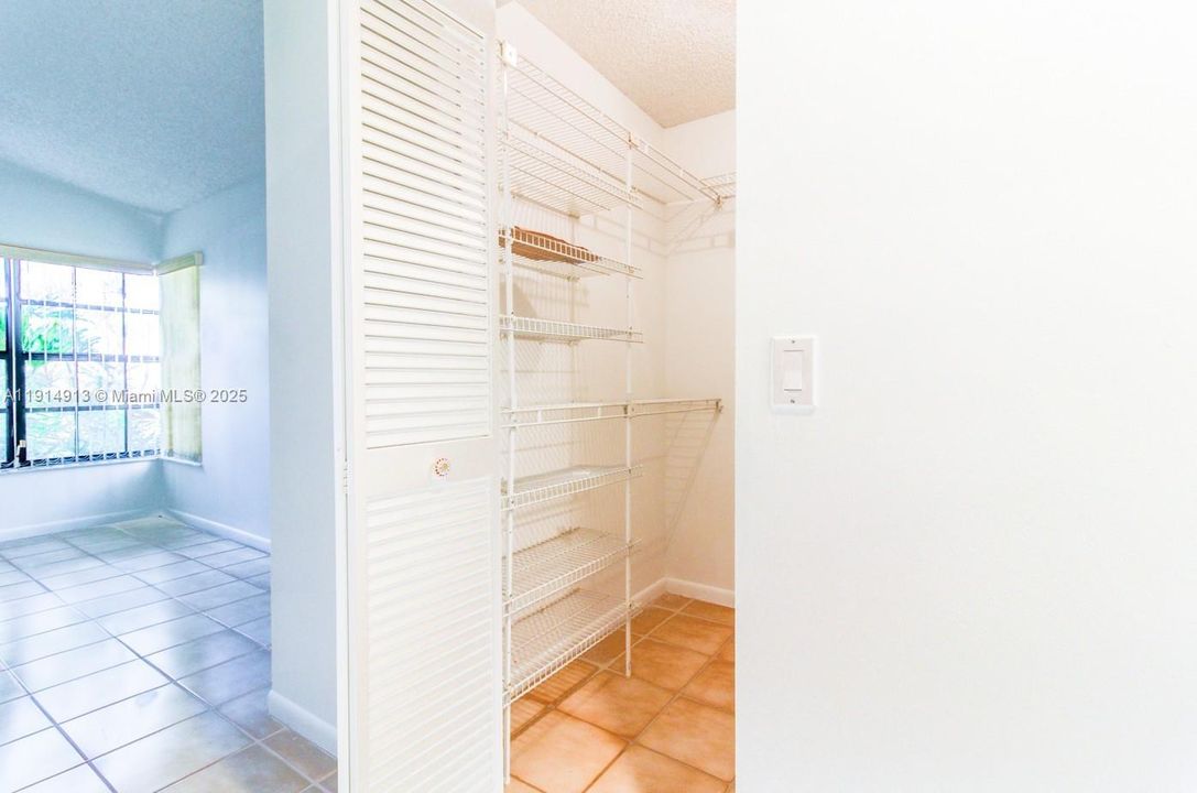 合同活跃: $2,900 (3 贝兹, 2 浴室, 1554 平方英尺)