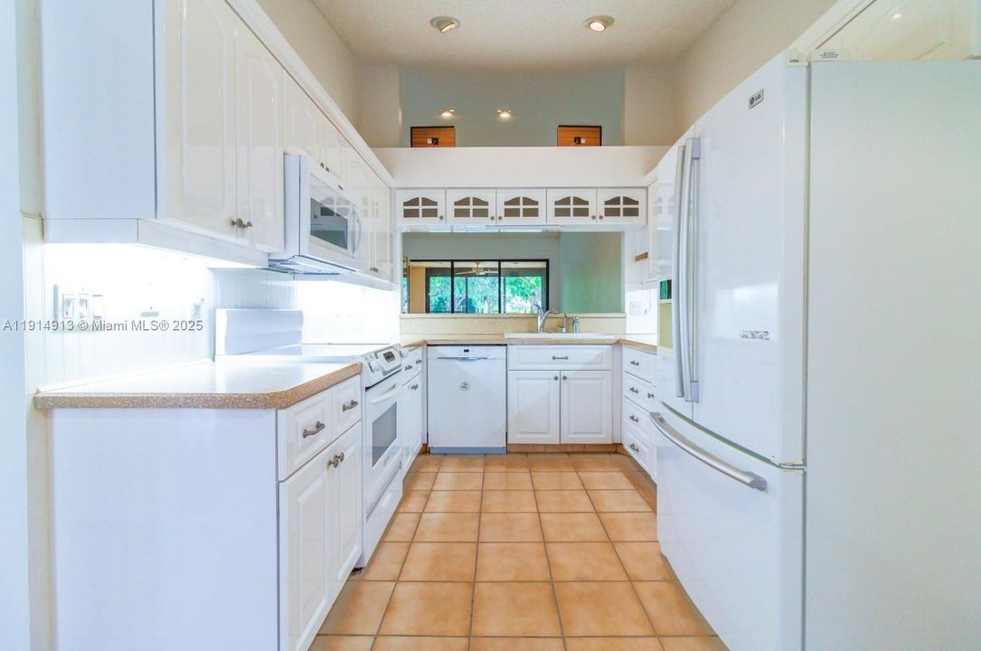 合同活跃: $2,900 (3 贝兹, 2 浴室, 1554 平方英尺)