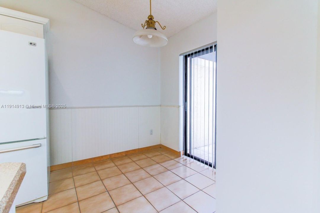 合同活跃: $2,900 (3 贝兹, 2 浴室, 1554 平方英尺)