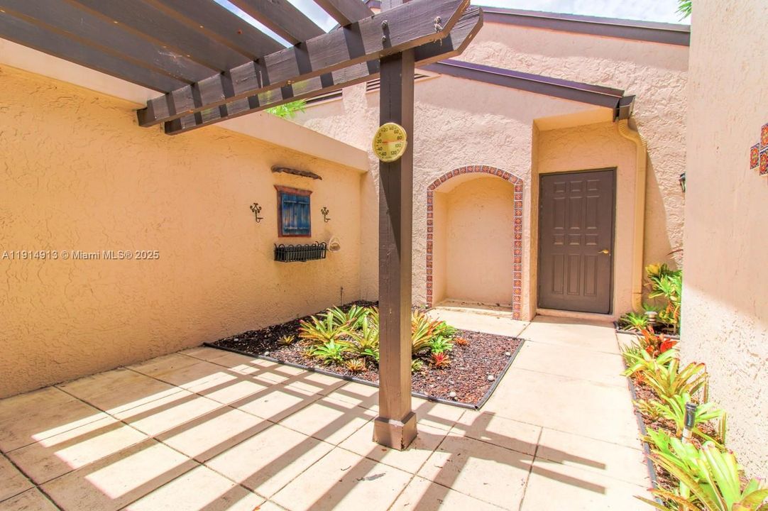 合同活跃: $2,900 (3 贝兹, 2 浴室, 1554 平方英尺)