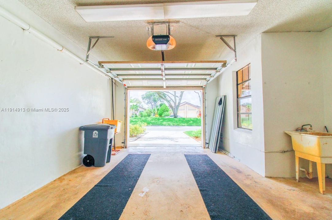 合同活跃: $2,900 (3 贝兹, 2 浴室, 1554 平方英尺)