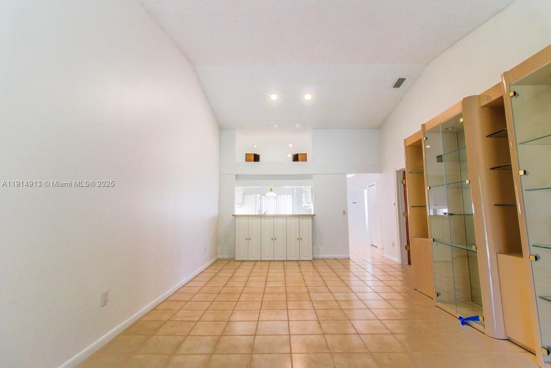 合同活跃: $2,900 (3 贝兹, 2 浴室, 1554 平方英尺)