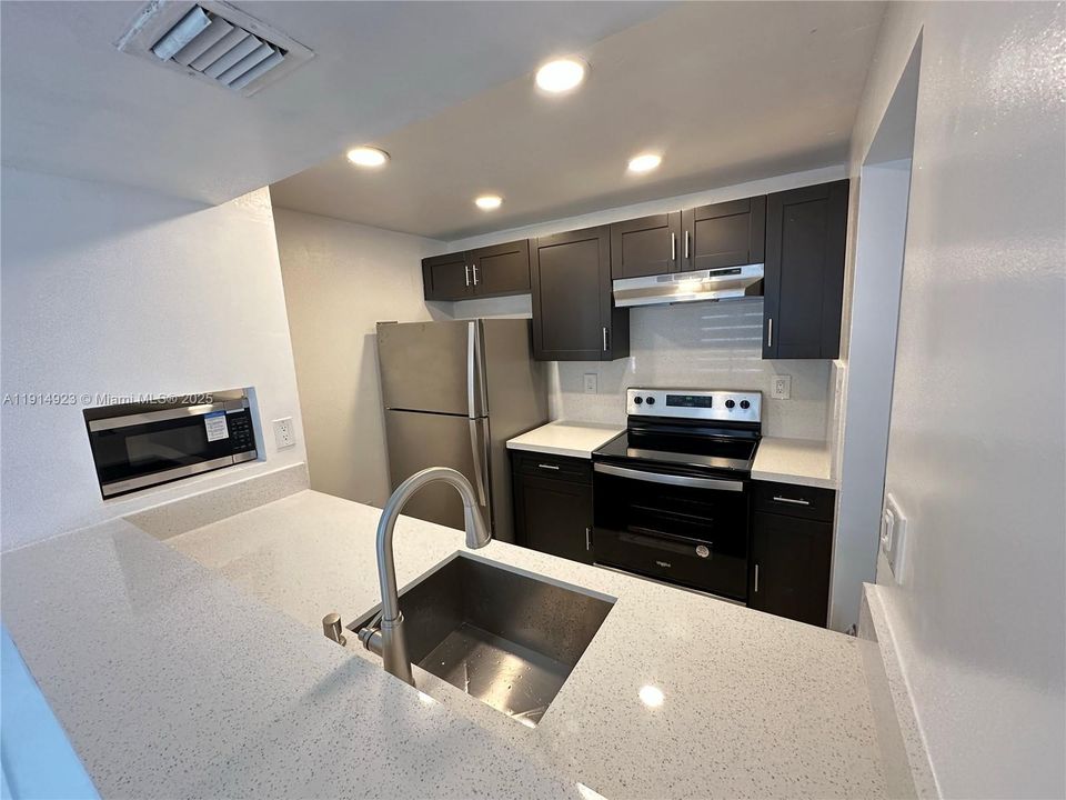 出租: $2,600 (2 贝兹, 2 浴室, 908 平方英尺)