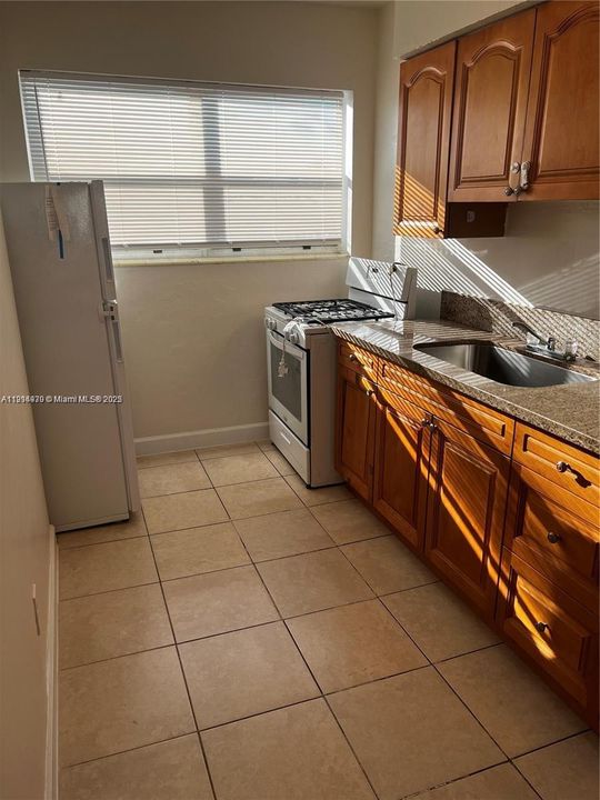 Active With Contract: $2,100 (3 beds, 1 baths, 5082 Square Feet)