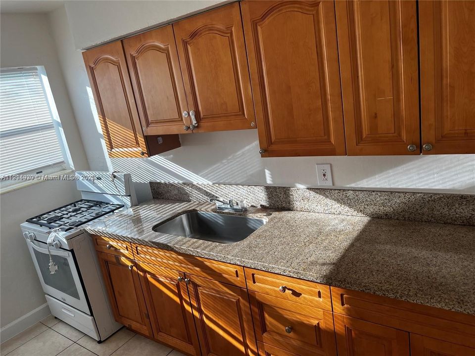 Active With Contract: $2,100 (3 beds, 1 baths, 5082 Square Feet)