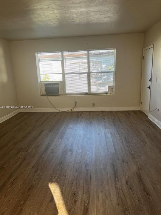 Active With Contract: $2,100 (3 beds, 1 baths, 5082 Square Feet)
