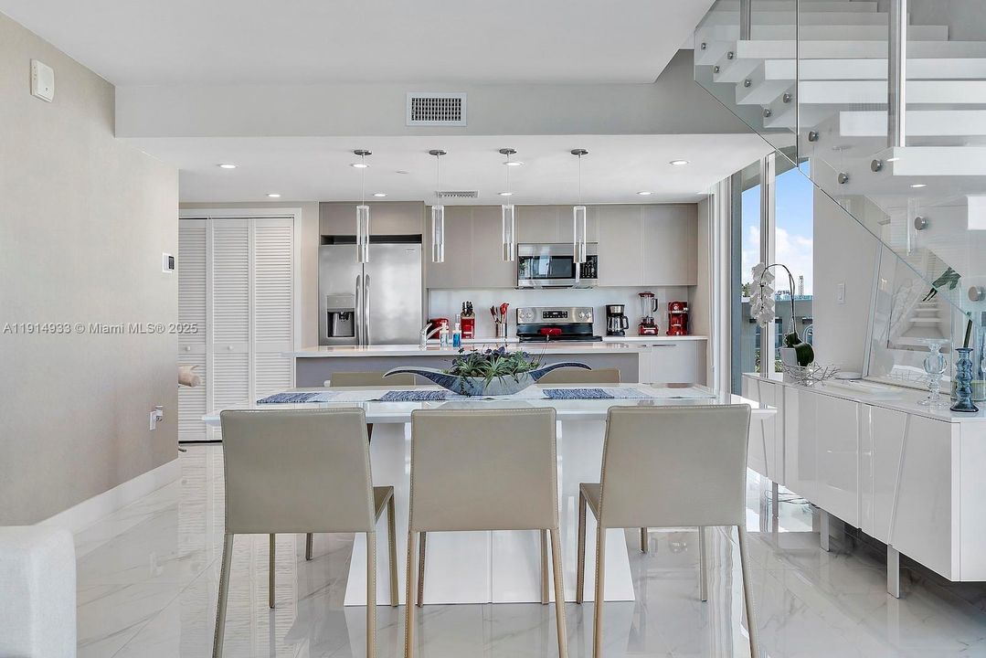 For Sale: $1,390,000 (3 beds, 3 baths, 1492 Square Feet)