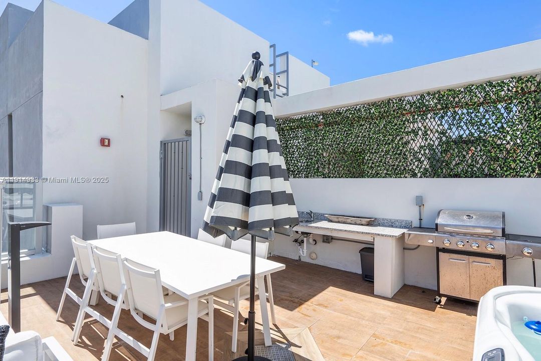 For Sale: $1,390,000 (3 beds, 3 baths, 1492 Square Feet)