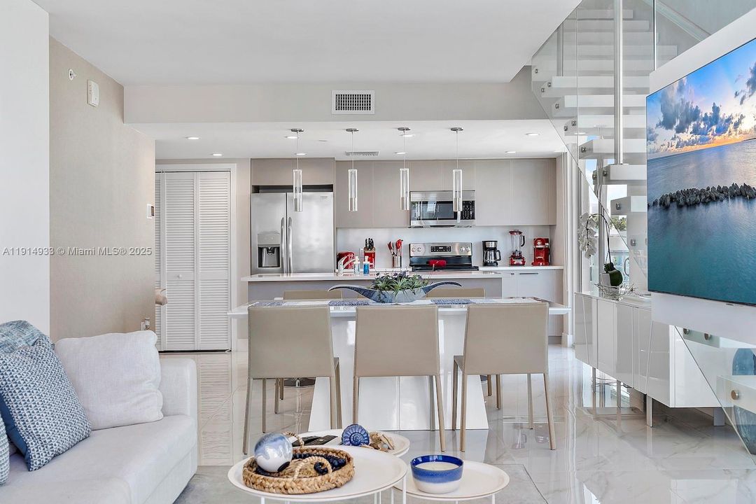 For Sale: $1,390,000 (3 beds, 3 baths, 1492 Square Feet)