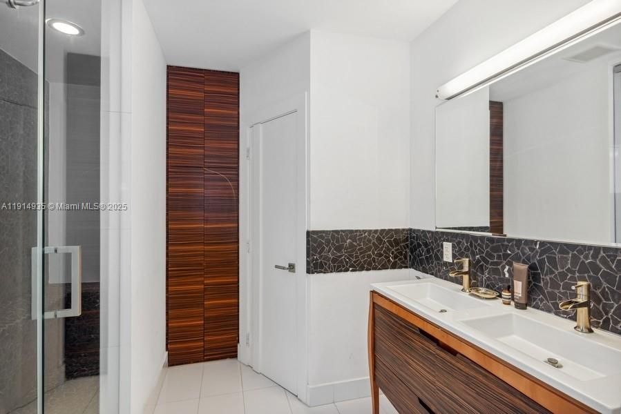 For Sale: $2,150,000 (4 beds, 3 baths, 2452 Square Feet)