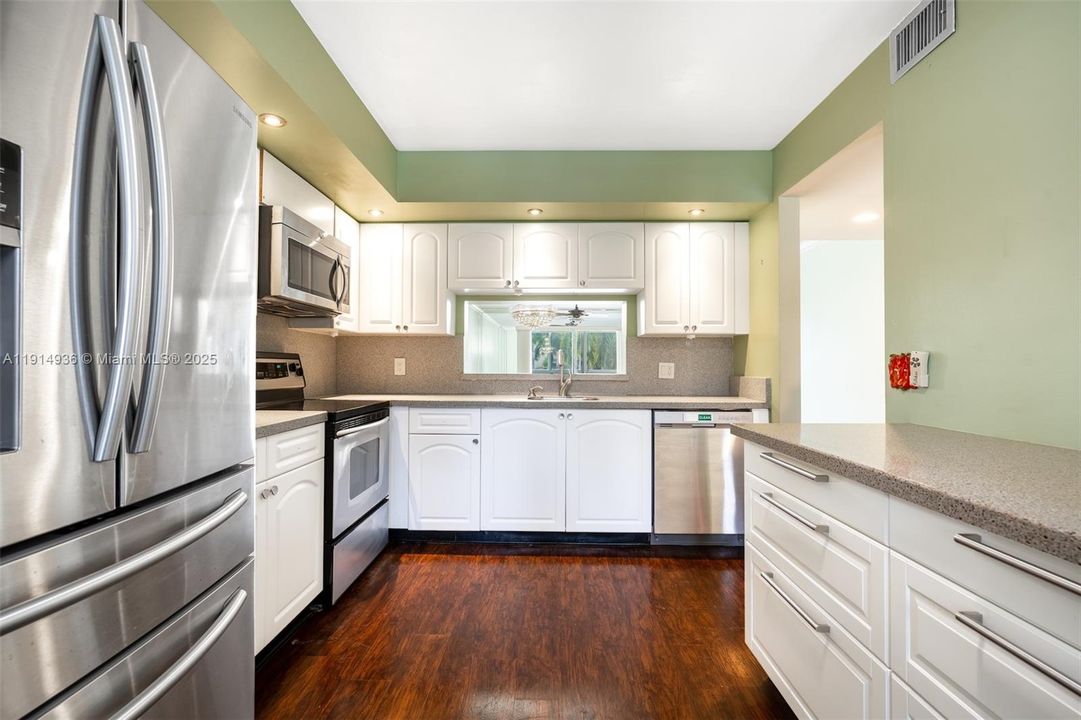 For Sale: $264,999 (2 beds, 2 baths, 1192 Square Feet)