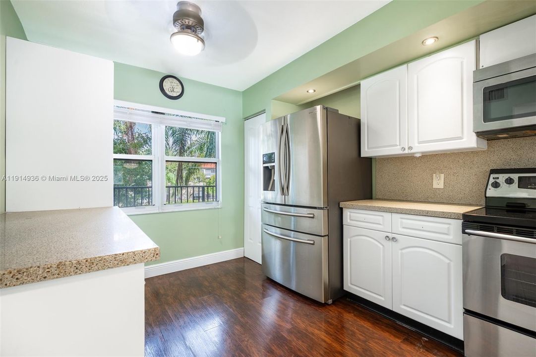 For Sale: $264,999 (2 beds, 2 baths, 1192 Square Feet)